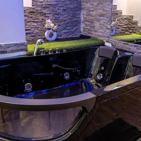 Apartment Jacuzzi, Appart Moderne, 30 Metres De La *