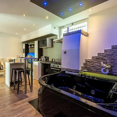 Apartment Jacuzzi, Appart Moderne, 30 Metres De La