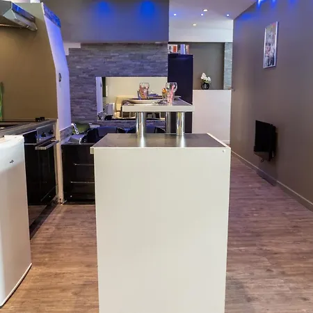 Apartment Jacuzzi, Appart Moderne, 30 Metres De La Nice